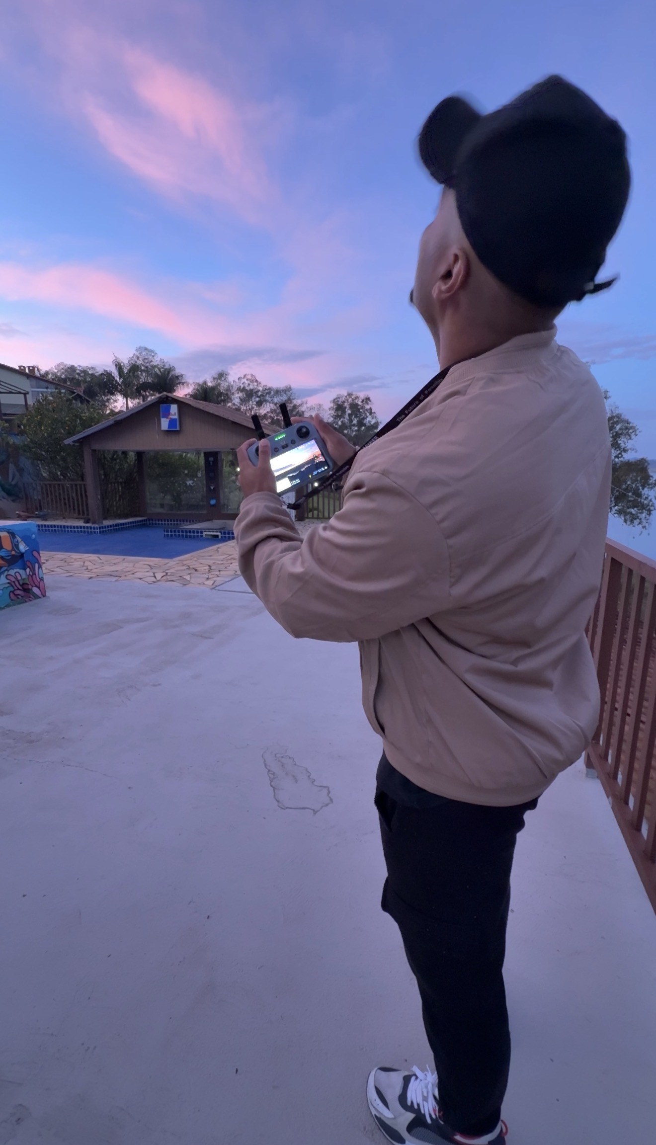 Thiago acompanhando a transmissão do drone