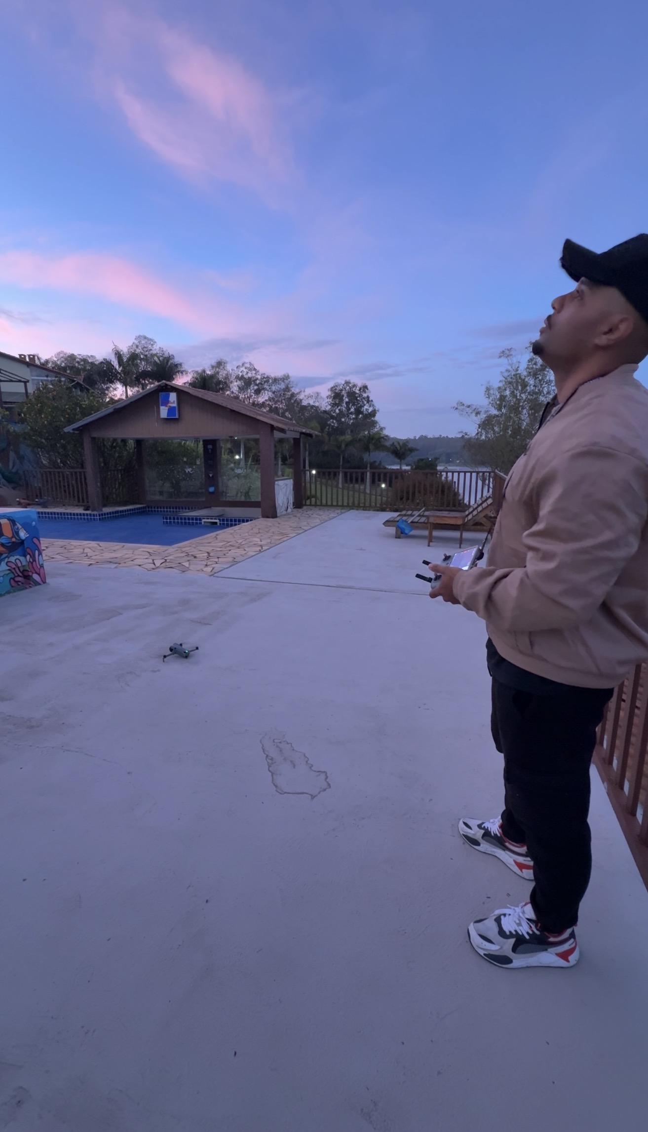 Thiago pilotando o drone antes da decolagem