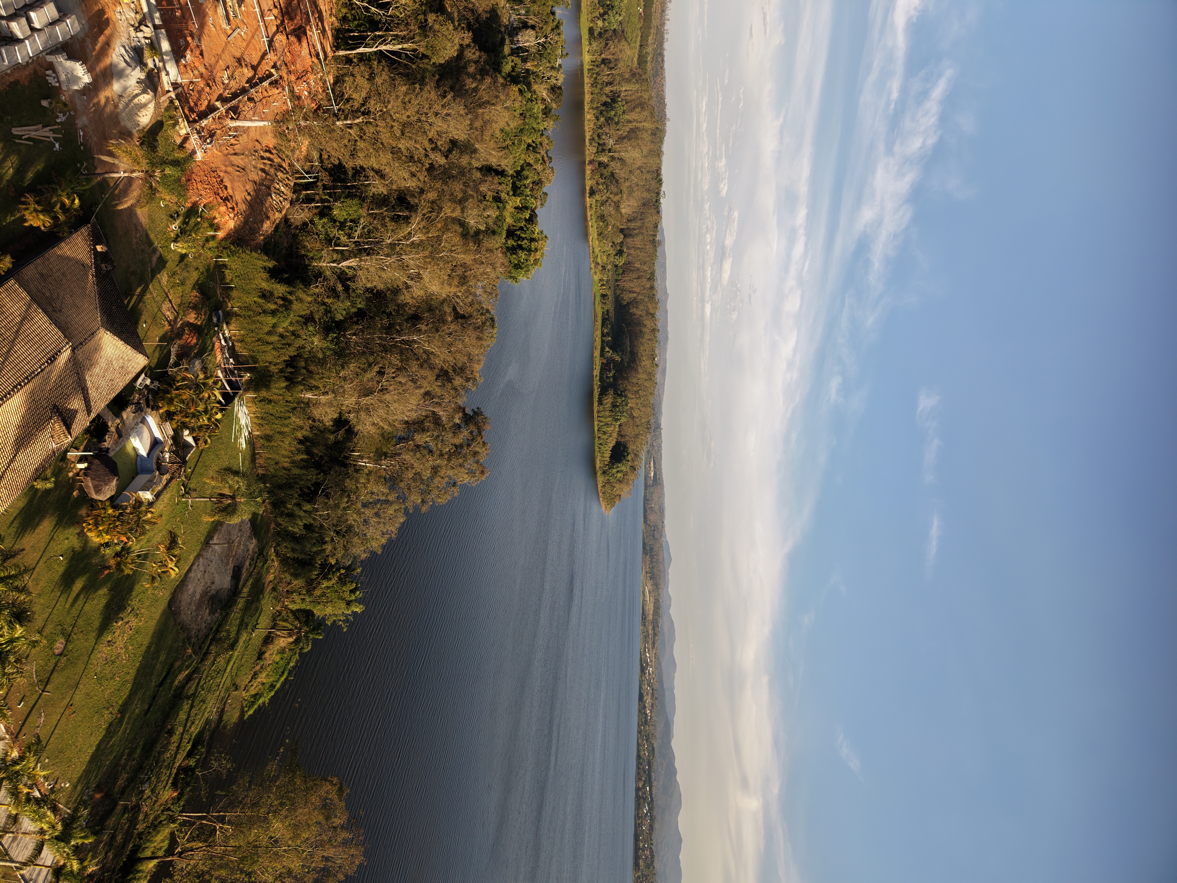 Obra às margens de represa vista do drone