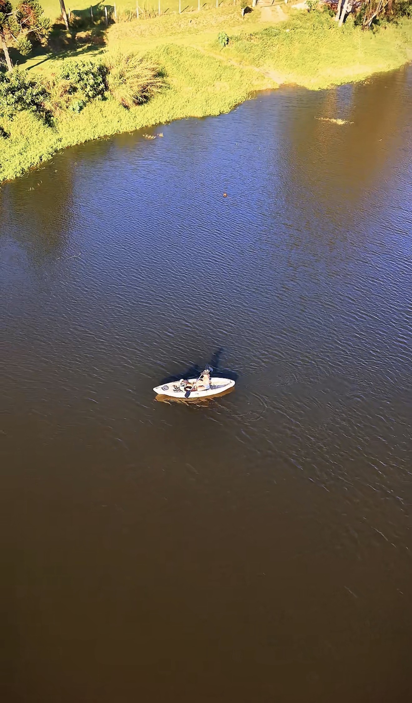 Stand up paddle visto do drone em represa