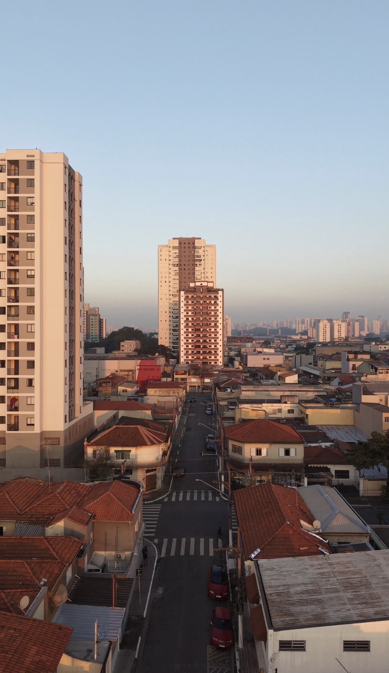 Rua de São Paulo ao amanhecer entre prédios residenciais