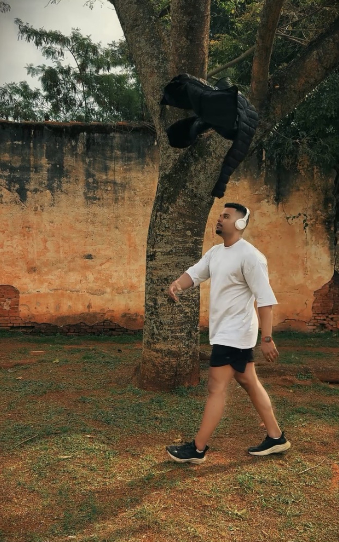 Thiago em bastidores de gravação externa
