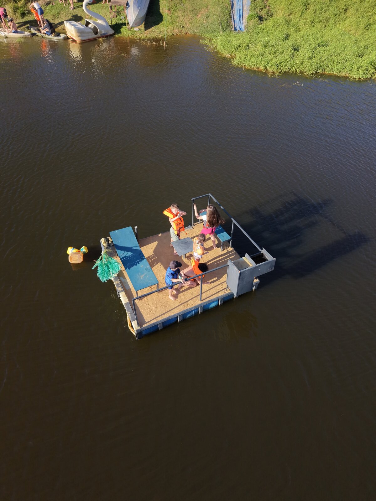 Família em píer flutuante — vista aérea