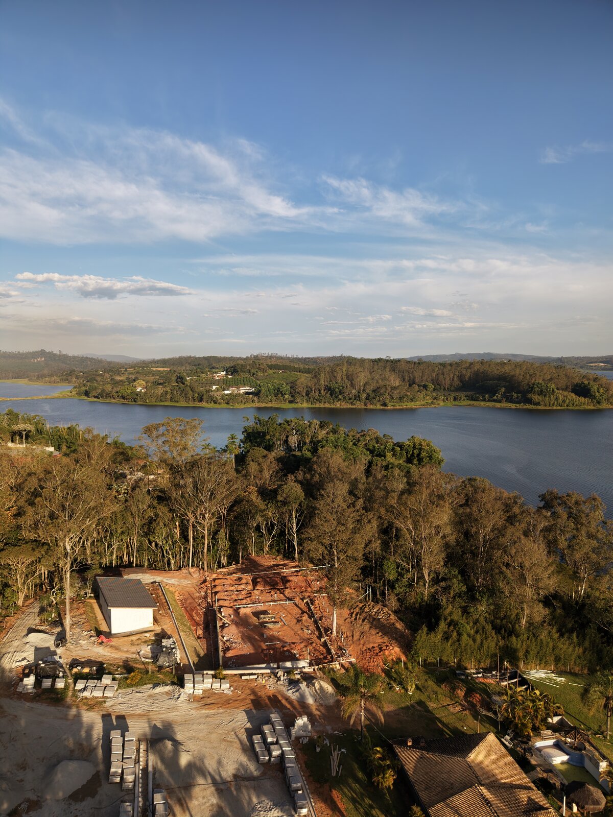 Lago e construção — vista aérea